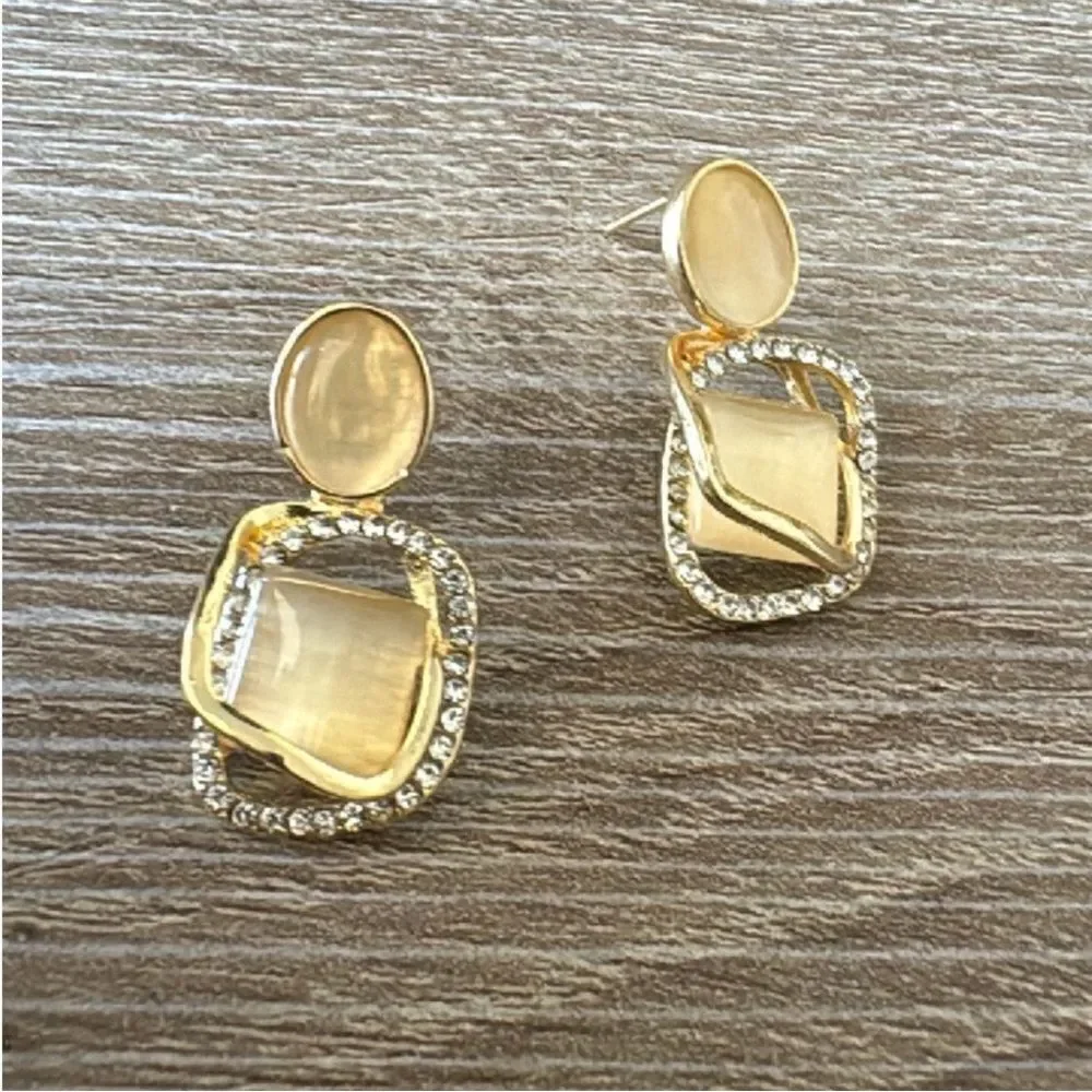 Elegant Gold and Cream Earrings N1079